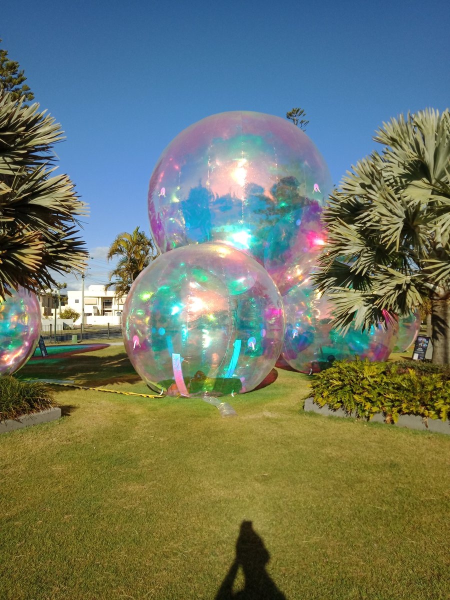 Amazing "bubble" installation Evanescent, at local Chevron Island, as part of the annual Gold Coast SWELL sculpture by the sea festival - ends tomorrow night.
#SWELL #sculpture #GoldCoast #art #Evanescent