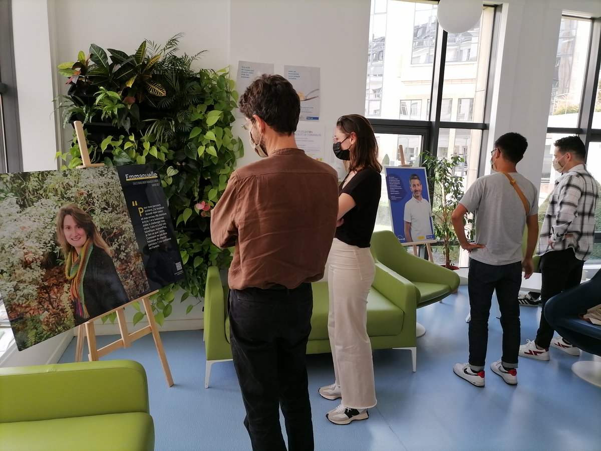 Biocoop's tweet photo. Chaque année, nos salariés ont l'occasion de mentorer des jeunes issus de milieux populaires avec @article1 🤝💼 Pour informer en interne, nous avons organisé 1 expo. photos incluant des portraits de Visage(s) par Article 1 et de nos salariés déjà engagés. https://t.co/6z6Po0mx3O
