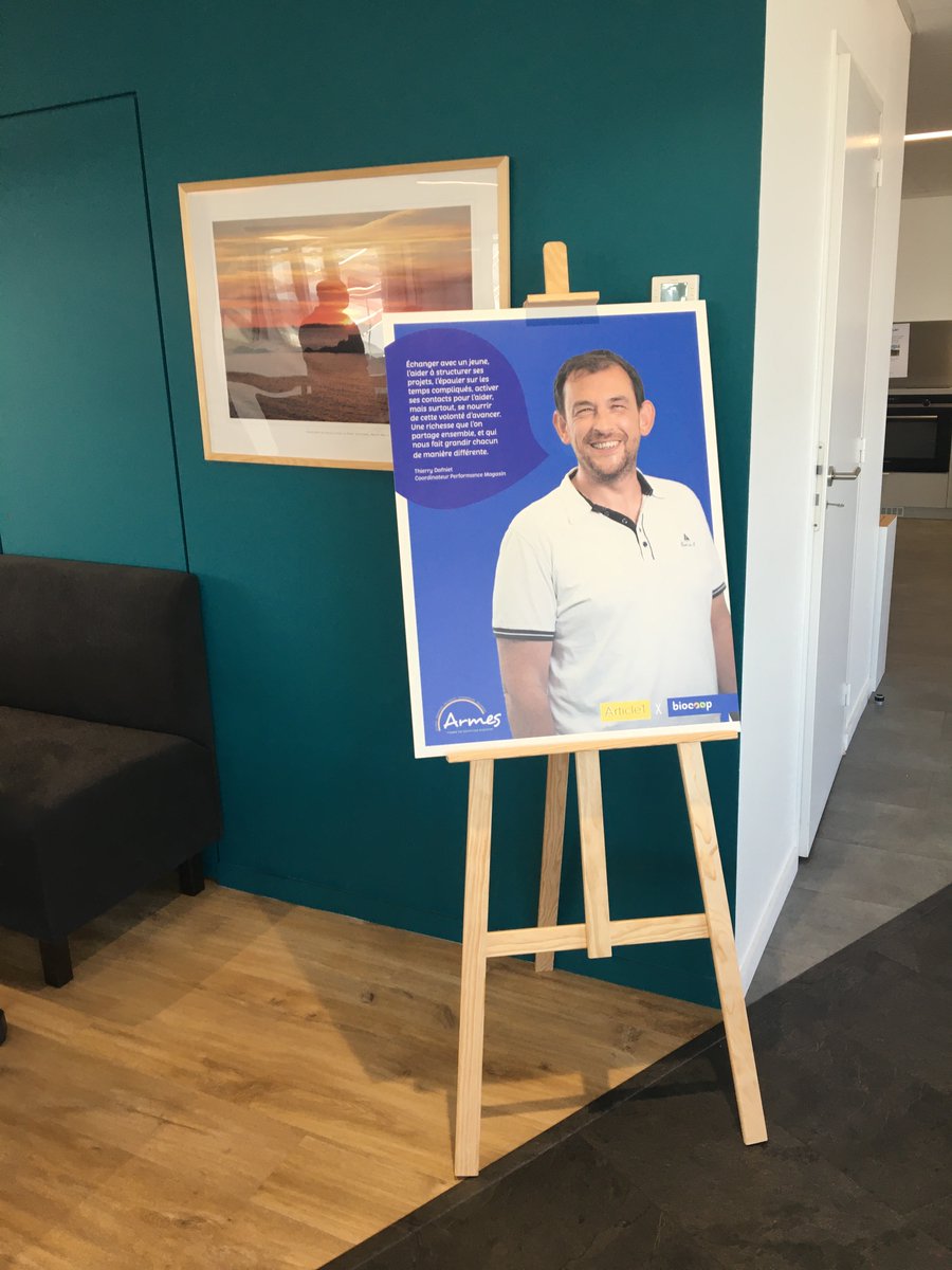 Biocoop's tweet photo. Chaque année, nos salariés ont l'occasion de mentorer des jeunes issus de milieux populaires avec @article1 🤝💼 Pour informer en interne, nous avons organisé 1 expo. photos incluant des portraits de Visage(s) par Article 1 et de nos salariés déjà engagés. https://t.co/6z6Po0mx3O