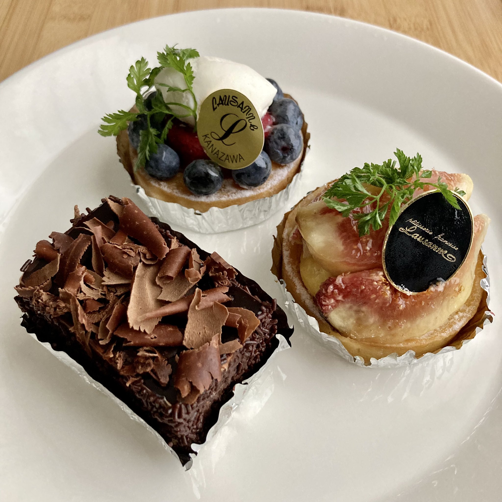 シン 金沢市直江町 ローザンヌ 久々にこちらの老舗ケーキ屋へ ブルーベリーのタルト いちじくのタルト ガトーショコラを購入 ケーキはどれも小さく可愛らしいサイズ感 これなら何個でも食べれる Oo もっとたくさん買えば良かったな