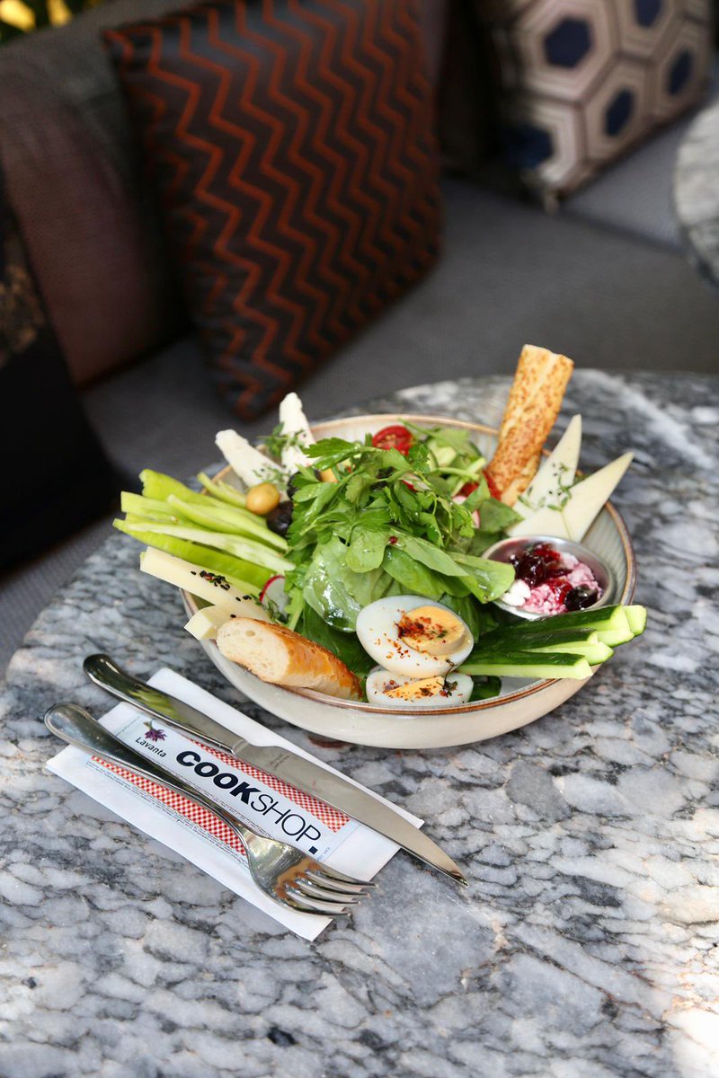 Herkesin kahvaltısına kimse karışamaz... ☀️
Kimisi serpme sever kimisi her şeyi tek tabakta. 😌

#cookshop #cookshoptr #breakfast #kahvaltı #saturday