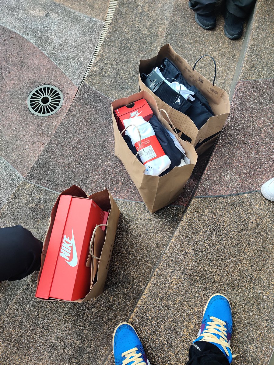 BRICKSFNF's tweet photo. thanks nike employee store for the heats 🔥 https://t.co/toqnDF8EFE