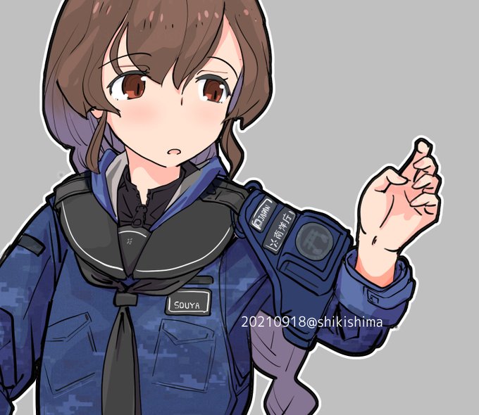 「よくお似合いですよ。服の丈は・・・少し詰めた方が良さそうですね」「何から何まで、ありがとうございます」「いえいえ用意していた装備一式、やっと出番が来たんですもの。提督もたいへんお喜びですよ」

鎮守府標準服装の支給を受ける特務艦「宗谷」。3ヶ月前に書いたイラストにやっと出番が 