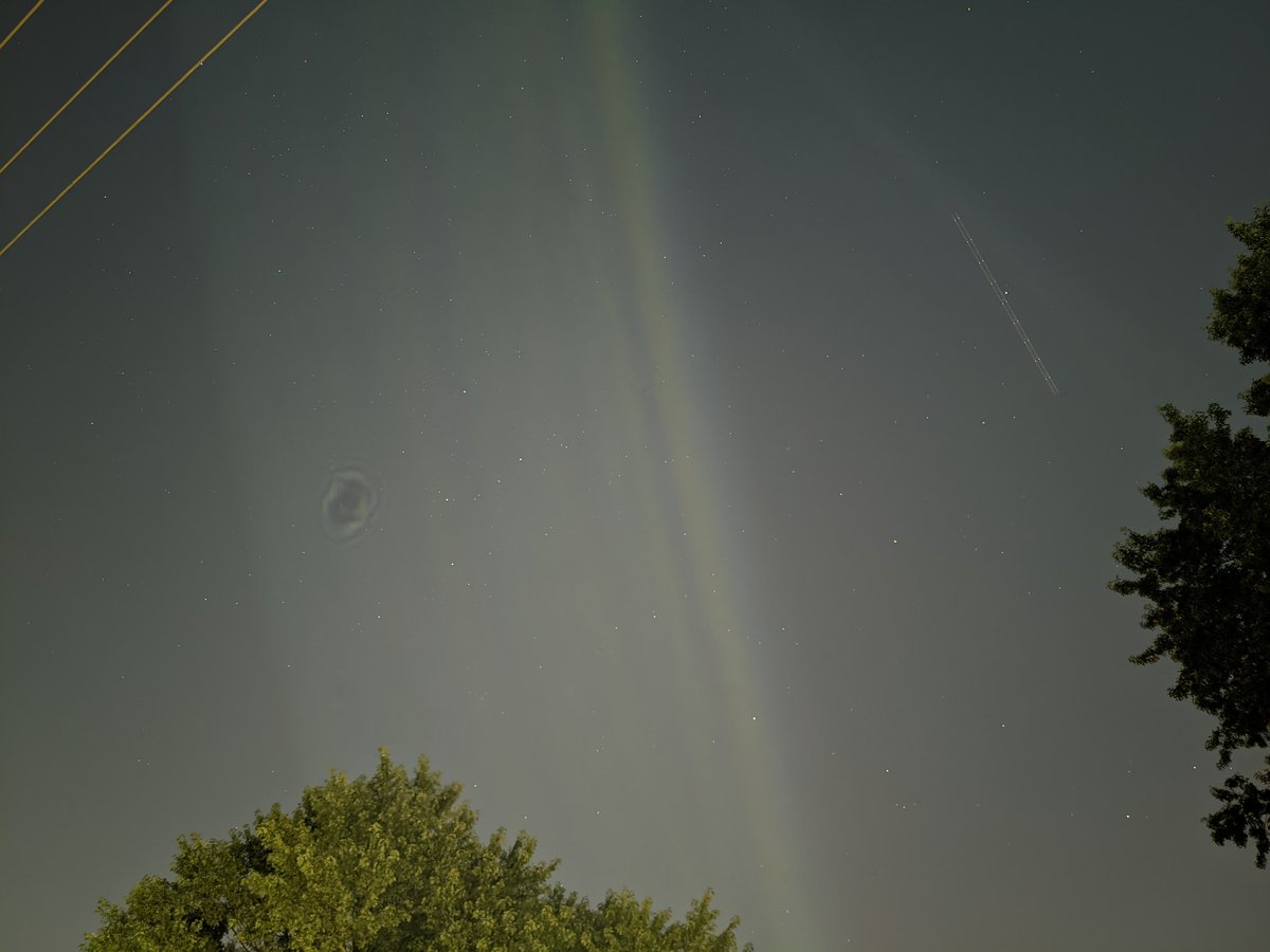 egschubach's tweet photo. Weird #kswx. 11:13pm what's the circle in the contrail? @NWSKansasCity https://t.co/7dIKl3Moxg