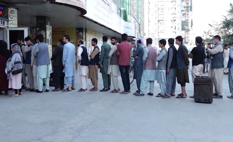 People wait for hours to take out their own money from the banks in Afghanistan. 

#Kaubl #Afghanistan #Afghanistancrises #situation