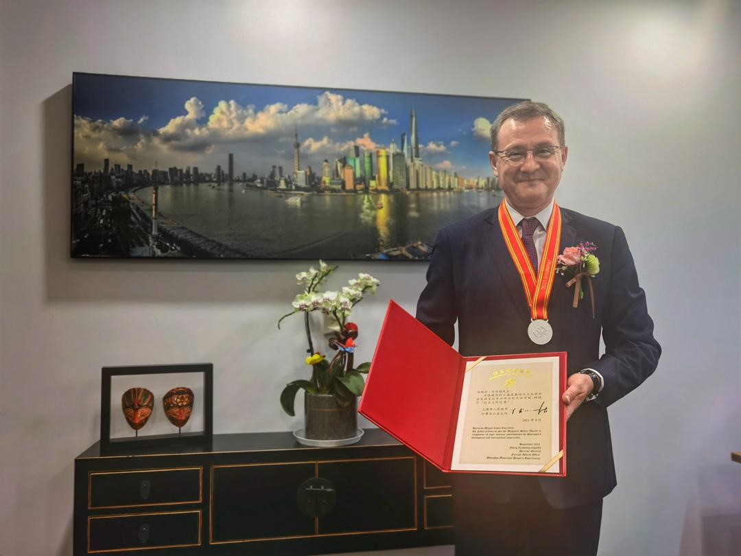GabrielEscarrer's tweet photo. Nuestro Director en China, Bernardo Cabot, recibiendo el Magnolia Award 2021 reconociendo la aportación de ciudadanos extranjeros  al desarrollo de Shanghai y las relaciones bilaterales entre países. Meliá tiene ya 7 hoteles abiertos en China y creciendo! https://t.co/CWQ2OLgZab