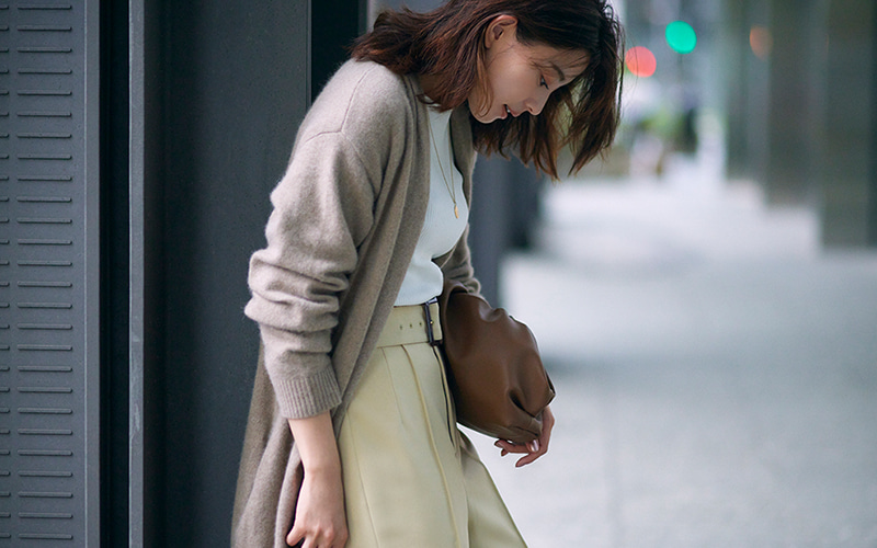 小学館 Oggi Pr 大人のトレンドカラーがそろう ジャスグリッティー の秋旬マストアイテム 9月18日 土 Vol 03 ベルト付きスリットパンツ編 T Co Bfggxq6rr3 ベルト付きスリットパンツ パンツコーデ 秋ファッション コーディネート