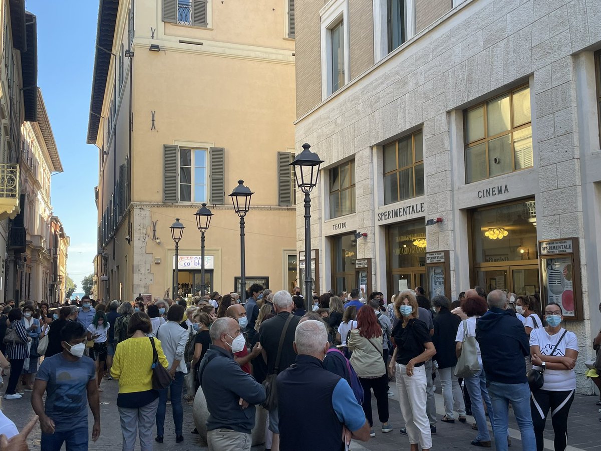 Si apre la campagna abbonamenti per la stagione di prosa&amp;danza 2021 ❤️ tante le persone in fila da questa mattina presto ❤️
info —> bit.ly/3CljBkM
<a href="/plateaviva/">AMAT</a> <a href="/comunepesaro/">Comune di Pesaro</a> <a href="/primocom_/">Primo</a> <a href="/RadioIncontroPs/">Radio Incontro Ps</a> <a href="/PrimaRetePesaro/">Radio Prima Rete</a> <a href="/forzadicambiar1/">laforzadicambiare.it</a> <a href="/viverepesaro/">Vivere Pesaro</a>