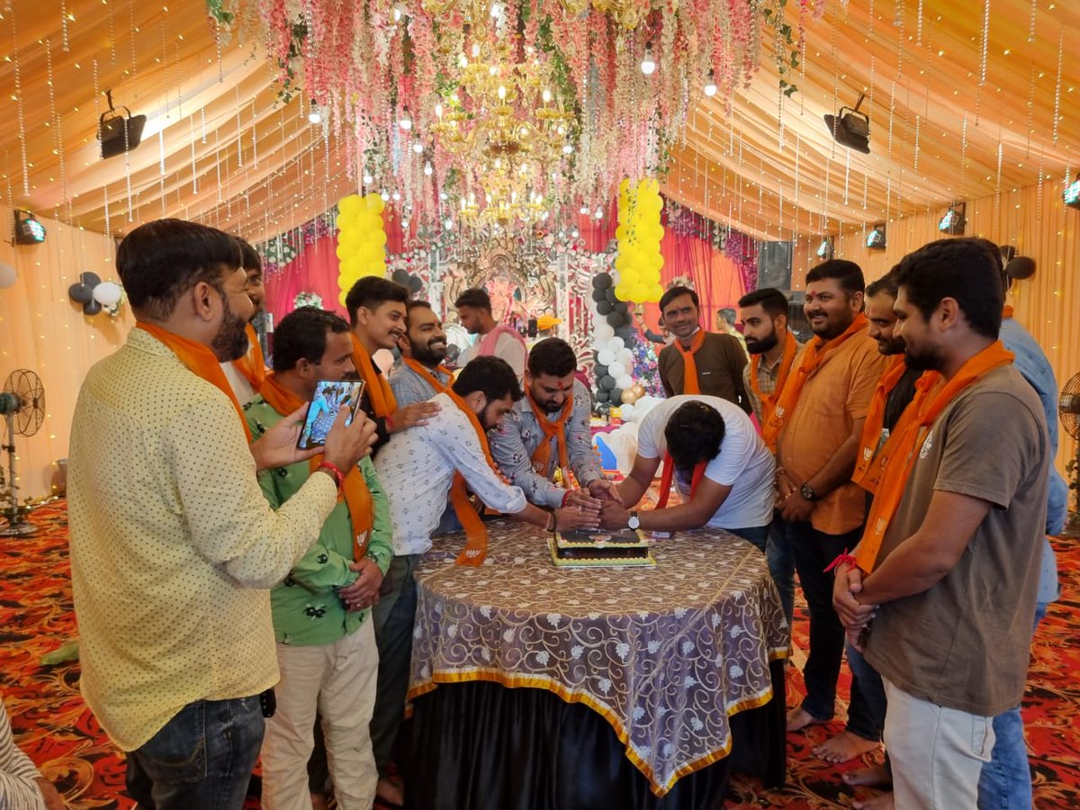 aghara_tarun's tweet photo. *યશસ્વી પ્રધાનમંત્રી શ્રી નરેન્દ્રભાઈ મોદીસાહેબના 71મા જન્મદિવસ નિમીતે મોરબી સિદ્ધિવિનાયક ગણેશ મહોત્સવ મોરબી અરવિંદભાઈ બારૈયા દ્વારા હોમાત્મક હવનનુ  આયોજન કરવામા આવ્યુ હતુ..ભારતીય જનતા પાર્ટીના કાર્યકર મિત્રો જોડાયાં હતા.હવનમાં ભાગ લઇ અને ગણેશજીને પ્રાર્થના કરી હતી. @BJP4Gujarat https://t.co/4YkzoH9zC3
