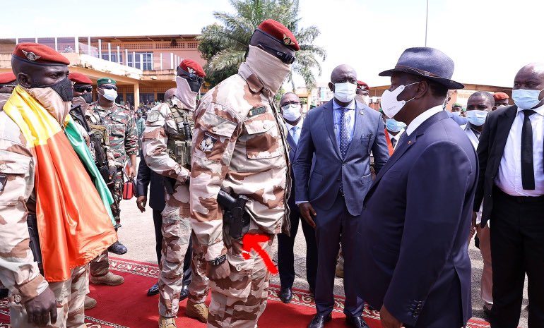 SMwanamilongo1's tweet photo. #Guinée : Voici comment le chef de la junte, le colonel Mamady Doumbouya a accueilli à Conakry le président ivoirien Alassane Ouattara,avec le pistolet à sa hanche. Intimidations ? 🤔 https://t.co/kp4Qq0I9Ek