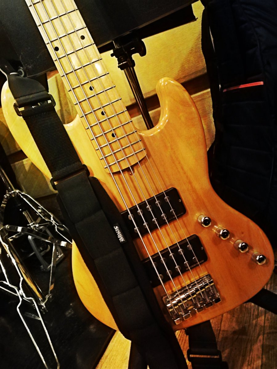 info_kuriyura's tweet photo. 雨の中、朝カツスタジオへ。雨天ということもあり、コンパクトに。zoomのB1fourにて音作り。スタジオのアンプは良かった。
#bassist #bassguitar #b1four #basseffect #5stringsbass https://t.co/VBIV26Zd0M