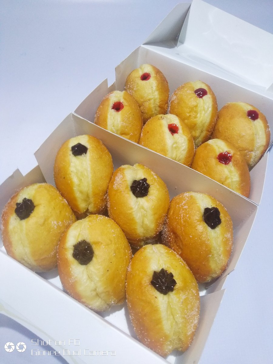 McDaniels_Cakes's tweet photo. Good morning fam..

These boxes will be going out today..

Please send a DM to place your order.

Doughnuts boxes will also be available tomorrow if you pre-order today.
Location - Abuja

If this pops on your TL please RT 🙏

See thread for price list 👇 https://t.co/V4memynJGc