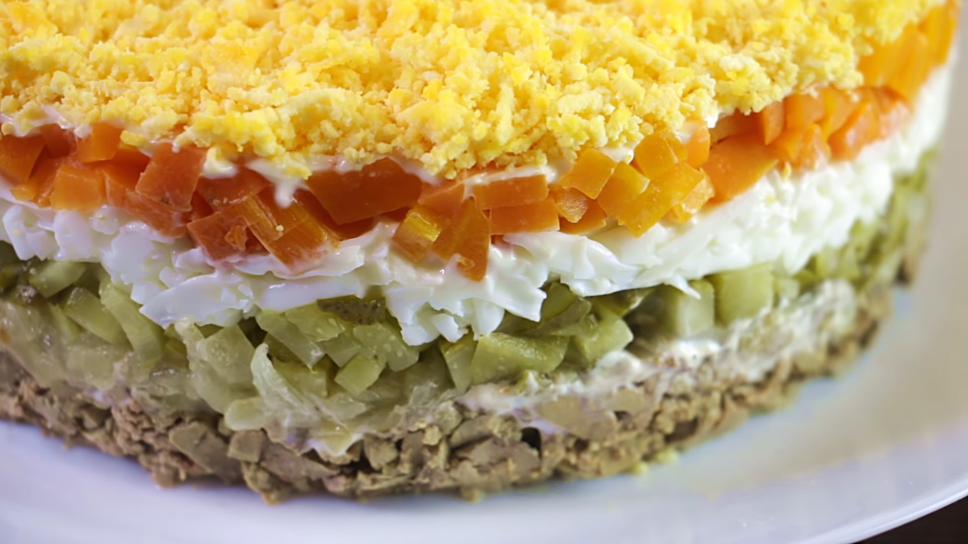 Слоеный салат с куриной печенью