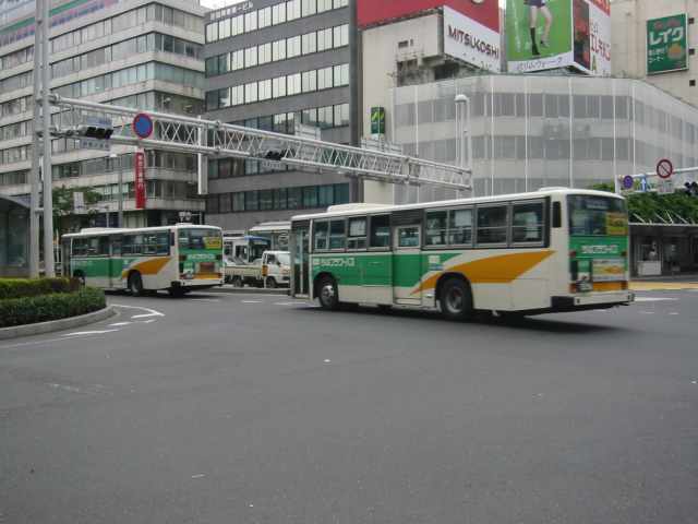 一時的にあった変わった側面方向幕と渋滞による２台団子状態で千葉駅発車。

米粒テール懐かしい(バス協会テールという名前だったけ？)