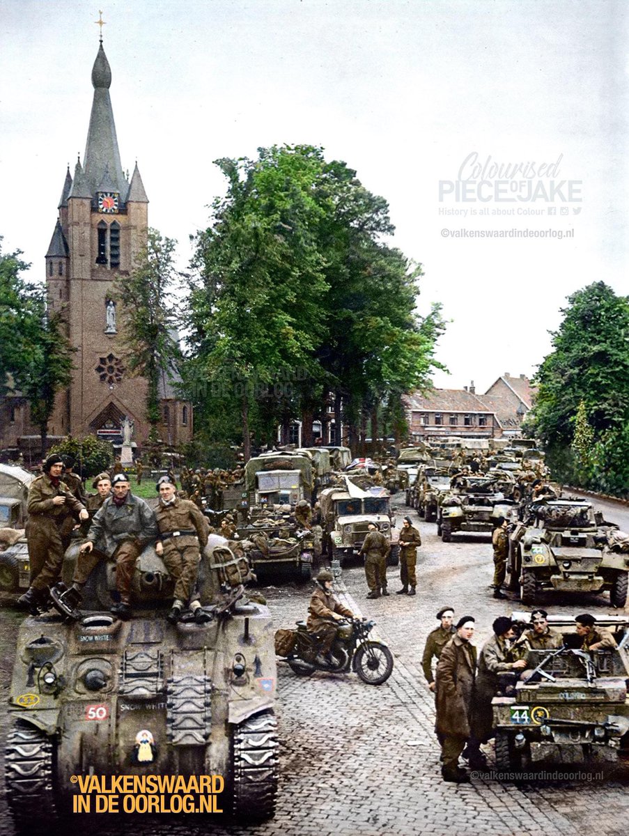On this very hour, Sept.18th, 1944, 77 years ago, this photo was taken on the Markt in #Valkenswaard. The indicators of the clock of the #StNicholasChurch point 10:25 am. Units of the #5thGuards AD prepare to take #Eindhoven. Photo: N. van Delft
Credits: 
valkenswaardindeoorlog.nl