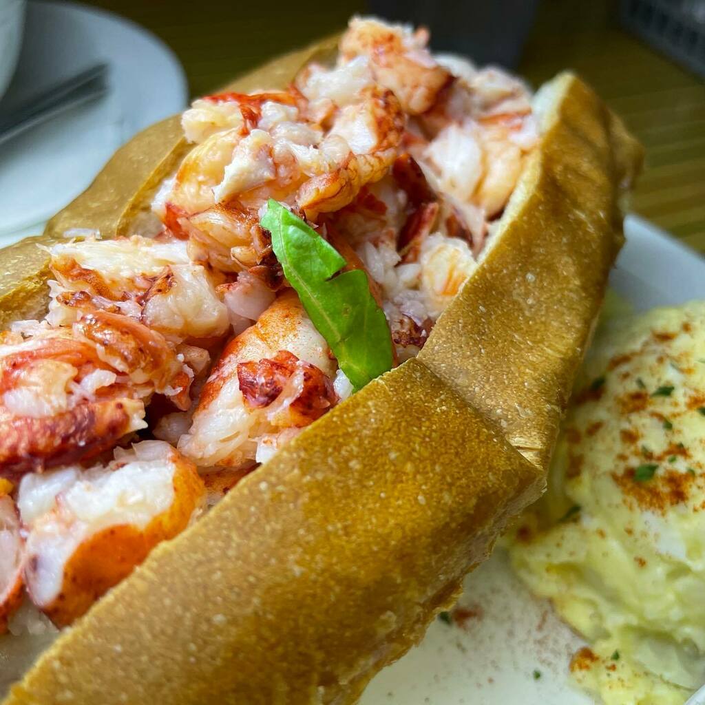 djuneson's tweet photo. Lobster Roll, fried oysters, Seafood Chowder, Haddock and Chips @waterprincepei 🦞 🦪🐟 #diningwithderek in #charlottetown #PEI https://t.co/Alj7FHzzAt