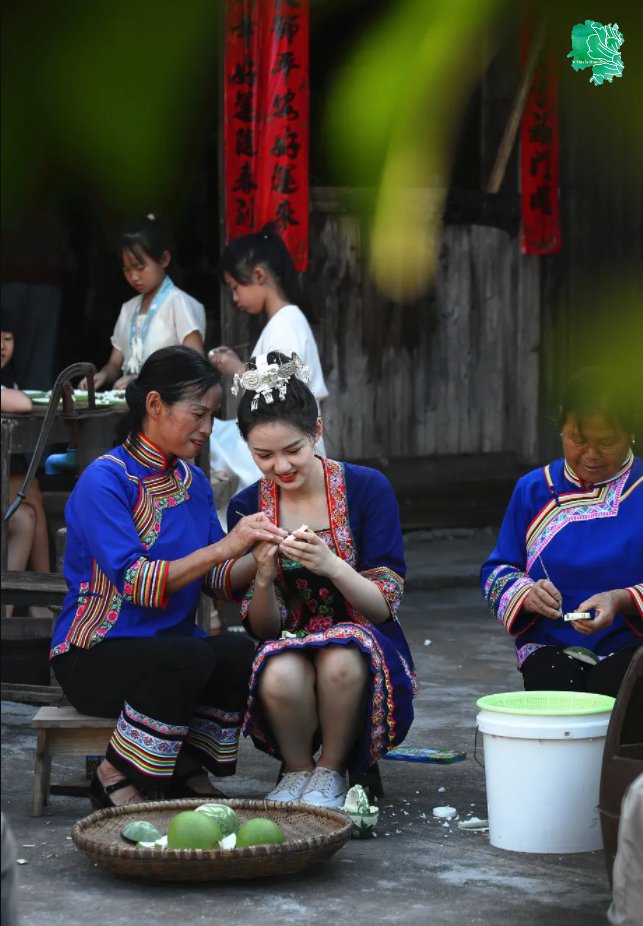 Have you ever tasted such delicately carved and glazed #fruits before? Using green pomelos, women from Jingzhou Miao and Dong autonomous county of #Hunan have been making carved conserves for a thousand years. Want to take a bite of these '#artworks?' #IntangibleCultureHeritage