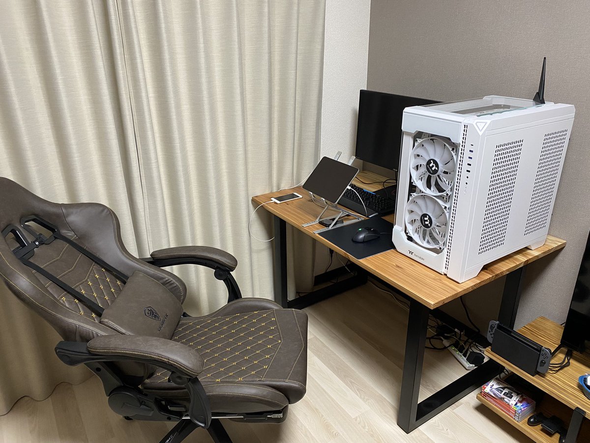 NNGK0712's tweet photo. 仕事兼ゲームデスク完成✨✨✨ https://t.co/puqMtwtuN2