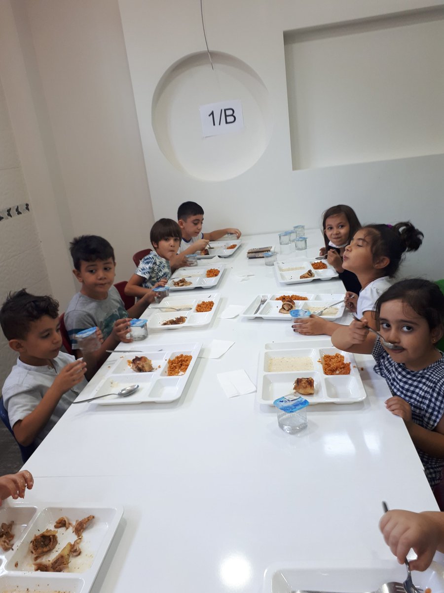 Kuzucuklarımla yemekteyiz.🤗