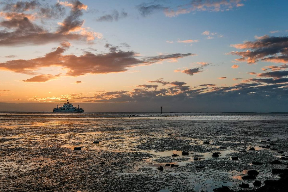 Op de pier Holwerd. <a href="/ItFryskeGea/">It Fryske Gea</a> <a href="/HolwerdaanZee/">Holwerd aan Zee</a> <a href="/waddentweets/">Waddenvereniging</a> <a href="/DSunsets/">DutchSunsets</a> <a href="/wadfotografen/">WADDENFOTO'S</a> <a href="/mooieluchten/">mooieluchten</a> <a href="/WerelderfgoedWZ/">Waddenzee Werelderfgoed</a>