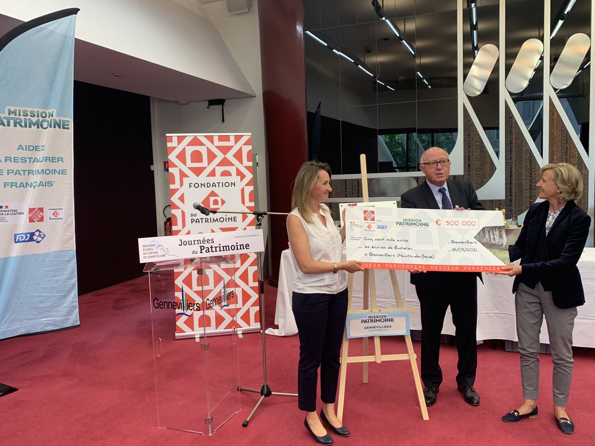 #JEP2021. Avec la <a href="/fond_patrimoine/">Fondation du patrimoine</a>, nous sommes très heureux de remettre un chèque de soutien de 500 000 € pour la restauration des Écuries de Richelieu à Gennevilliers.
Continuons notre mobilisation pour la sauvegarde du #patrimoine avec les jeux #MissionPatrimoine !