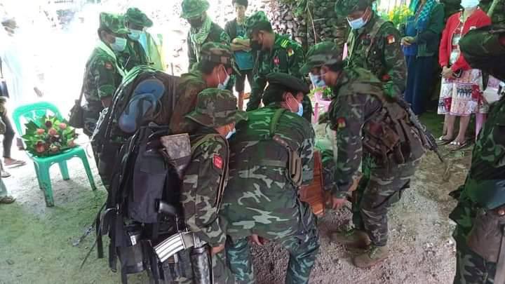 Funeral of a Karenni Army sergeant, U Na Reh, who was killed on Sep 17 by heavy artillery shells during a clash between KA-KNDF joint forces &amp; military near villages in Demoso Township #WarCrimesofJunta  #WhatsHappeningInMyanmar  #Sep18Coup
