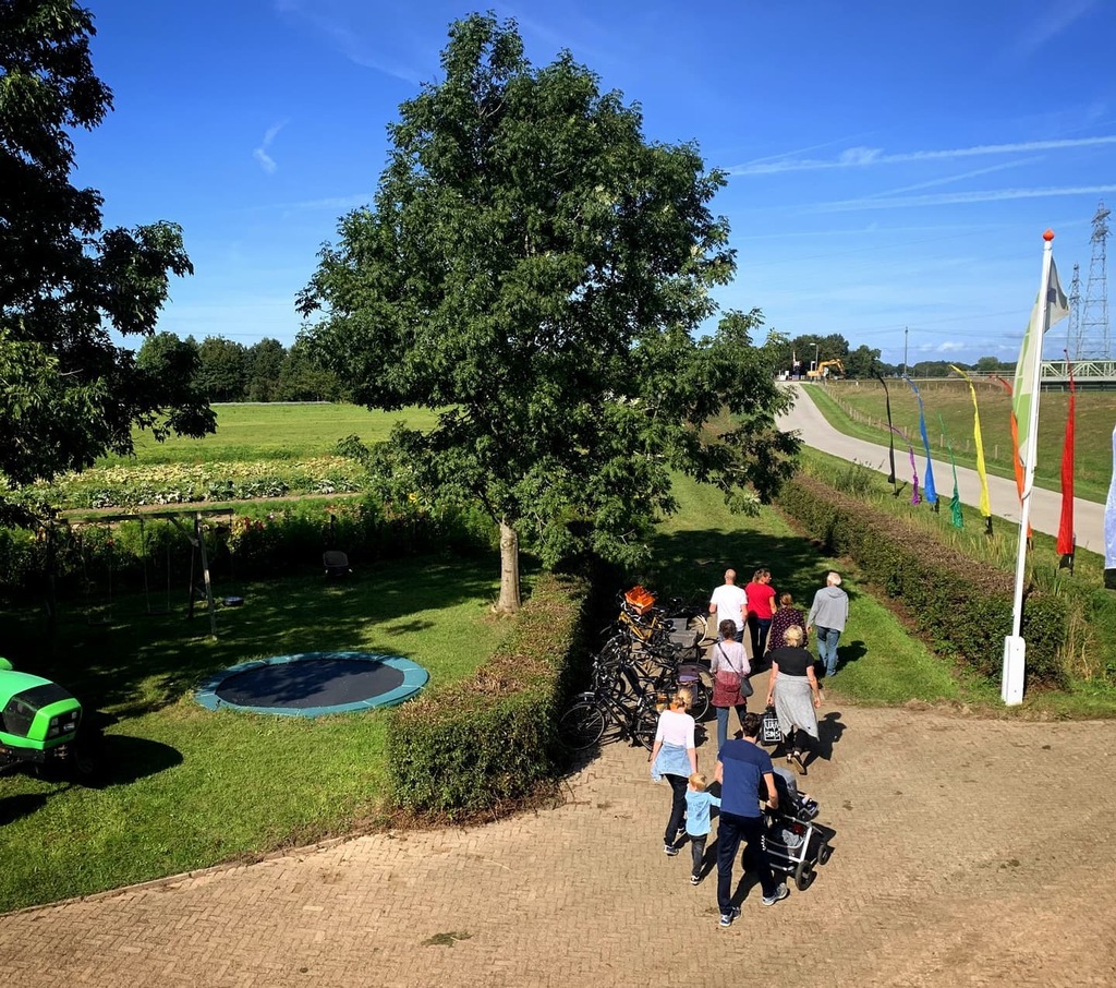 tuinsalland's tweet photo. Nog even lekker eruit, met het mooie weer? Kom naar de open dag van @tuinsalland!
.
Morgen (zondag 19-09) van 11h00 tot 16h00, Maatgravenweg 20, Zwolle
.
.
. 
#tuinsalland #groentetas #groenteabonnement #groentekraam #vers #lekker #lokaal #vertrouwd #voo… https://t.co/f8Vn88qb3V https://t.co/006czscV1N