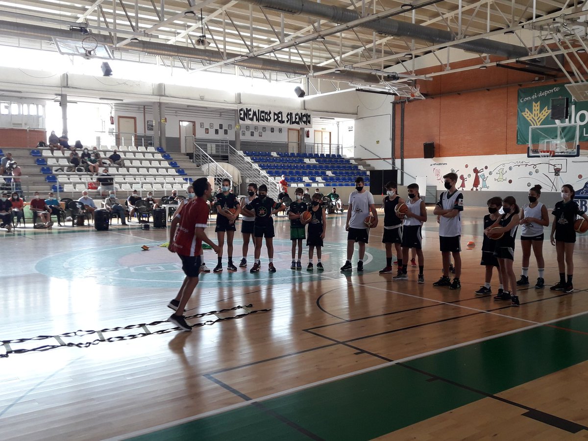 'En minibasket no hay que preparar un lunes el partido del domingo, sino el partido para dentro de 20 años. Hay que huir del cortoplacismo y trabajar las habilidades necesarias para generar una base para el futro <a href="/paquilloal/">Paco Alarcón Lopez</a>. #IIseminariominiclm