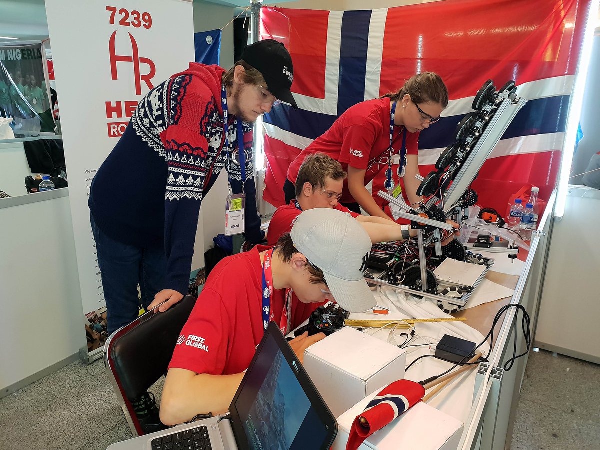 hell_robotics's tweet image. Gratulerer med dagen, Knut 👏 Knut er en av grunnleggerne til Hell Robotics og han satte sitt preg på laget med sine programmeringsferdigheter (og sin evne til å slappe av 😂). Her har vi plukket ut noen få bilder som viser Knut i arbeid. #omgrobots #FIRSTinspires #FIRSTrobotics