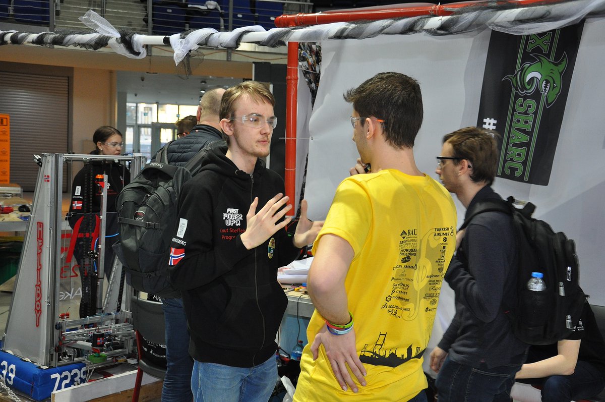 hell_robotics's tweet image. Gratulerer med dagen, Knut 👏 Knut er en av grunnleggerne til Hell Robotics og han satte sitt preg på laget med sine programmeringsferdigheter (og sin evne til å slappe av 😂). Her har vi plukket ut noen få bilder som viser Knut i arbeid. #omgrobots #FIRSTinspires #FIRSTrobotics