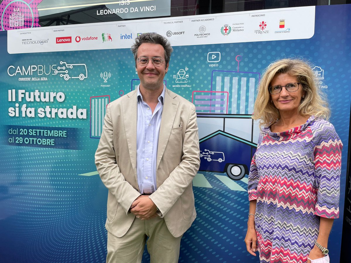 robi_cocco's tweet photo. Anche quest'anno partecipo con entusiasmo al Laboratorio tecnologico su ruote per le scuole. Andate a visitarlo ! È in @triennalemilano fino a domenica pomeriggio #STEMinthecity #campbuscorriere @corriere #tempodelledonne @vitadigitale @ComuneMI https://t.co/E9lLsfvYYy
