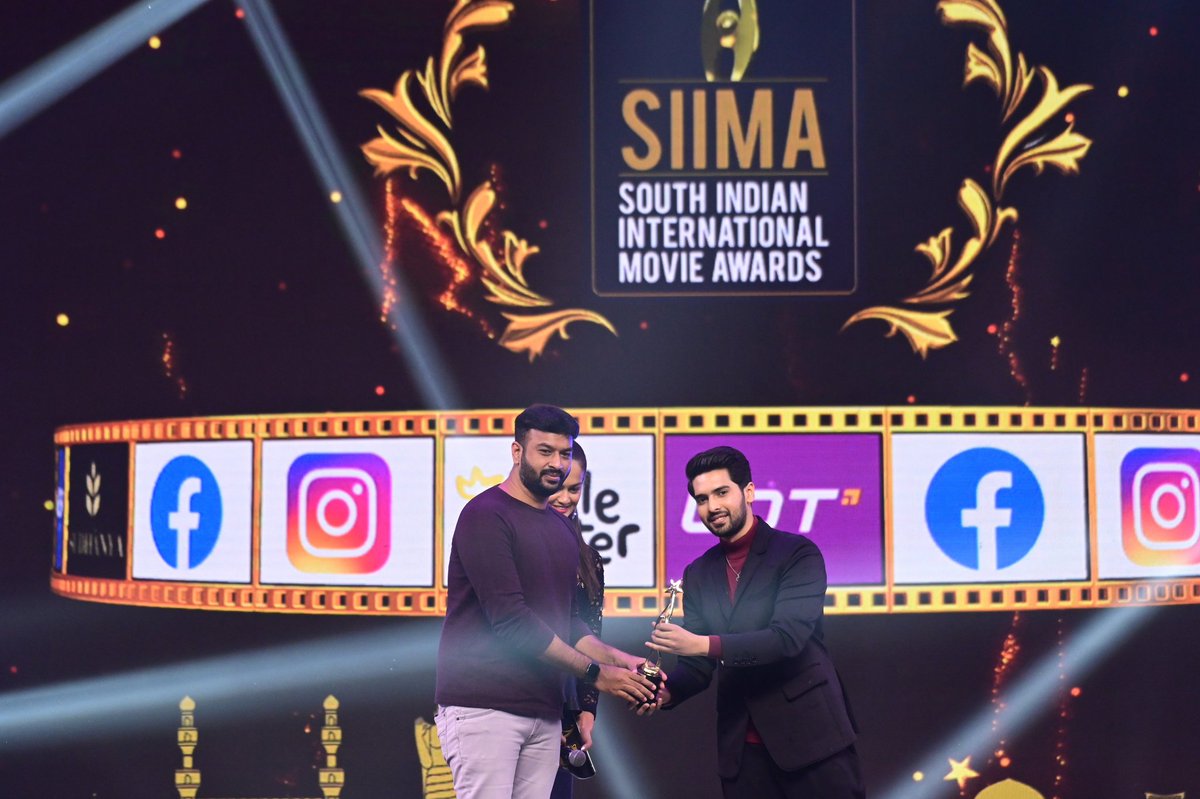 Vivek Garu, thank you for amazing us with songs like Singapenney in the movie Bigil. Congratulations on winning the Best Lyric Writer (Tamil) award! #SIIMA2019 #SIIMA2021 #SIIMA