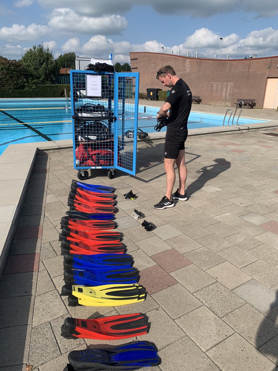 StephanWevers's tweet image. Vanmiddag afscheid genomen van onze oud #brandweerduikers. In #Almelo mochten ze hun eigen herdenkingsbeeldje opduiken #gewaardeerd. Een topmiddag met dank aan het mooie weer 👍 @BrandweerTwente