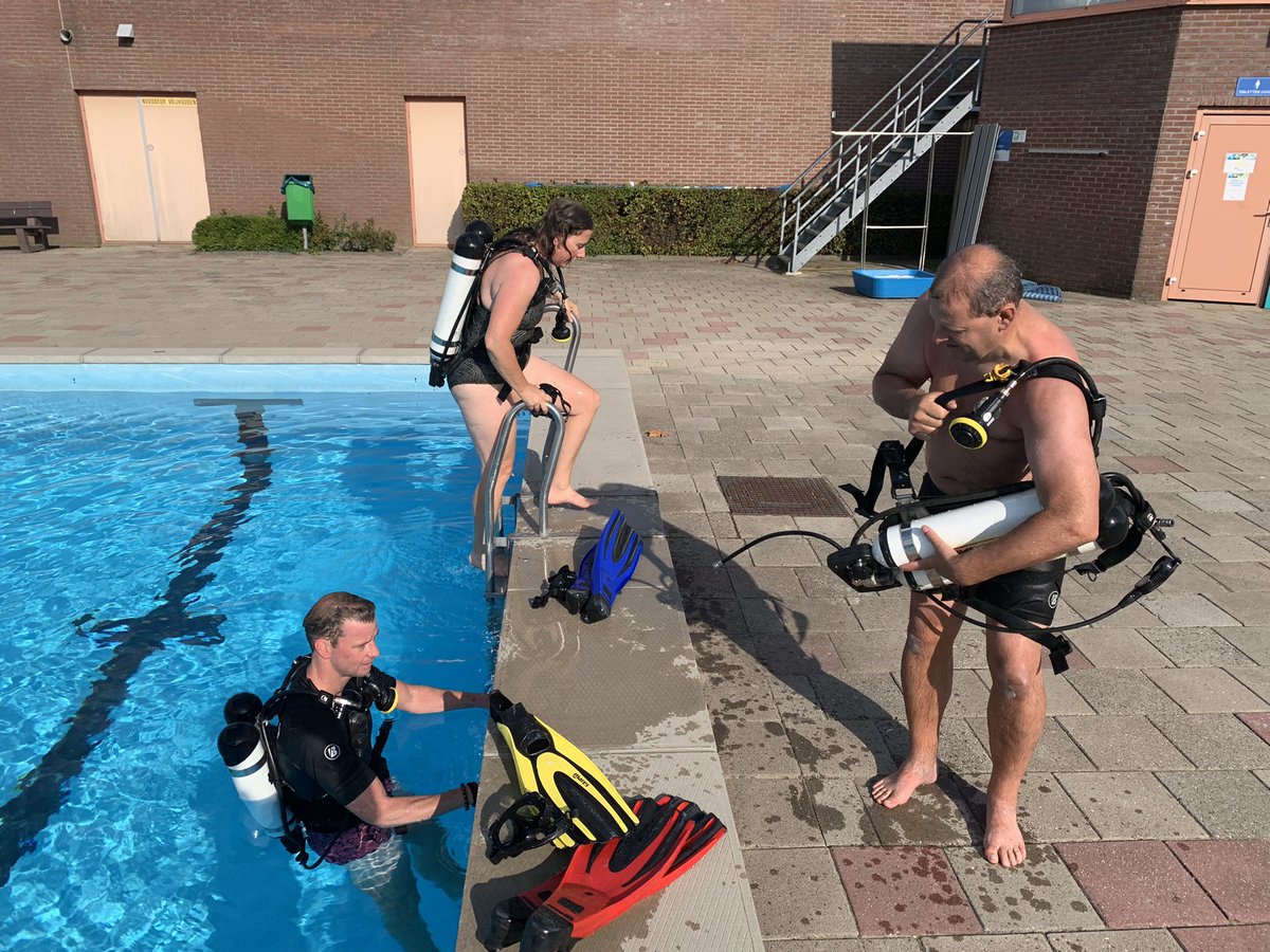 StephanWevers's tweet image. Vanmiddag afscheid genomen van onze oud #brandweerduikers. In #Almelo mochten ze hun eigen herdenkingsbeeldje opduiken #gewaardeerd. Een topmiddag met dank aan het mooie weer 👍 @BrandweerTwente