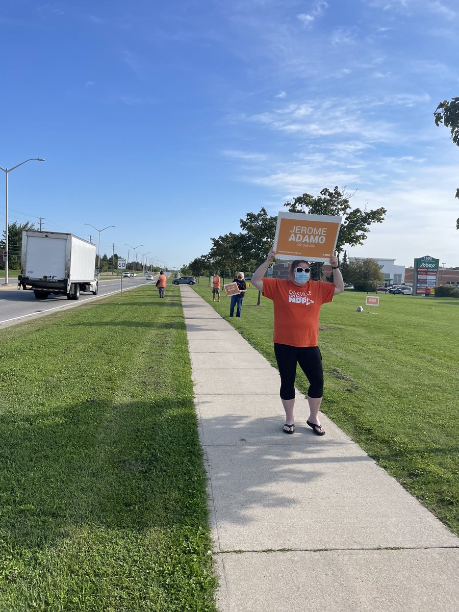 JEROME_Oakville's tweet photo. Hey #Oakvilke Happening NOW at the intersection of Third Line and Upper Middle. Let’s make some noise!!! @LenaeeD &amp; I are #ReadyForBetter. #Elxn44 #cdnpoli Vote #NDP https://t.co/YEjLD0Qwfh