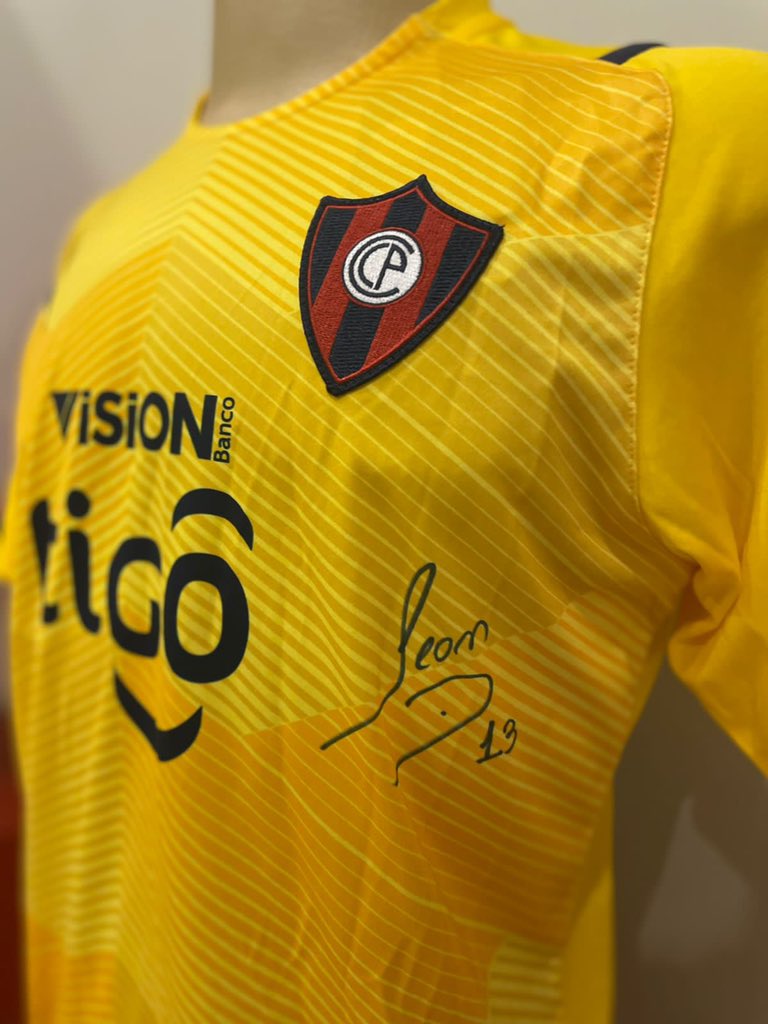 Motivo por el cuál, queremos realizar una subasta, para ayudar a cubrir algunos gastos en la recuperación del jugador de #LaMejorCanteraDelPaís 💎🔵🔴

Ambas camisetas, con precio base de GS. 500.000

La subasta se realizara hasta las 19:12hs del Miércoles 22 🔵🔴💎