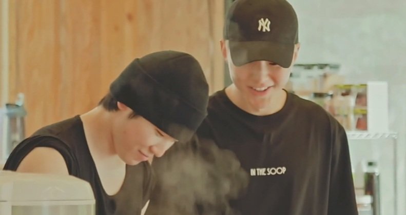 Teman Tapi Menikah ㅡ SoonHoon AU;
Soonyoung dan Jihoon hanyalah sahabat kecil. Mereka tak pernah memiliki perasaan khusus, tetapi mereka harus menikah lantaran ulah konyol Soonyoung yang membawa Jihoon ke hadapan orang tuanya.