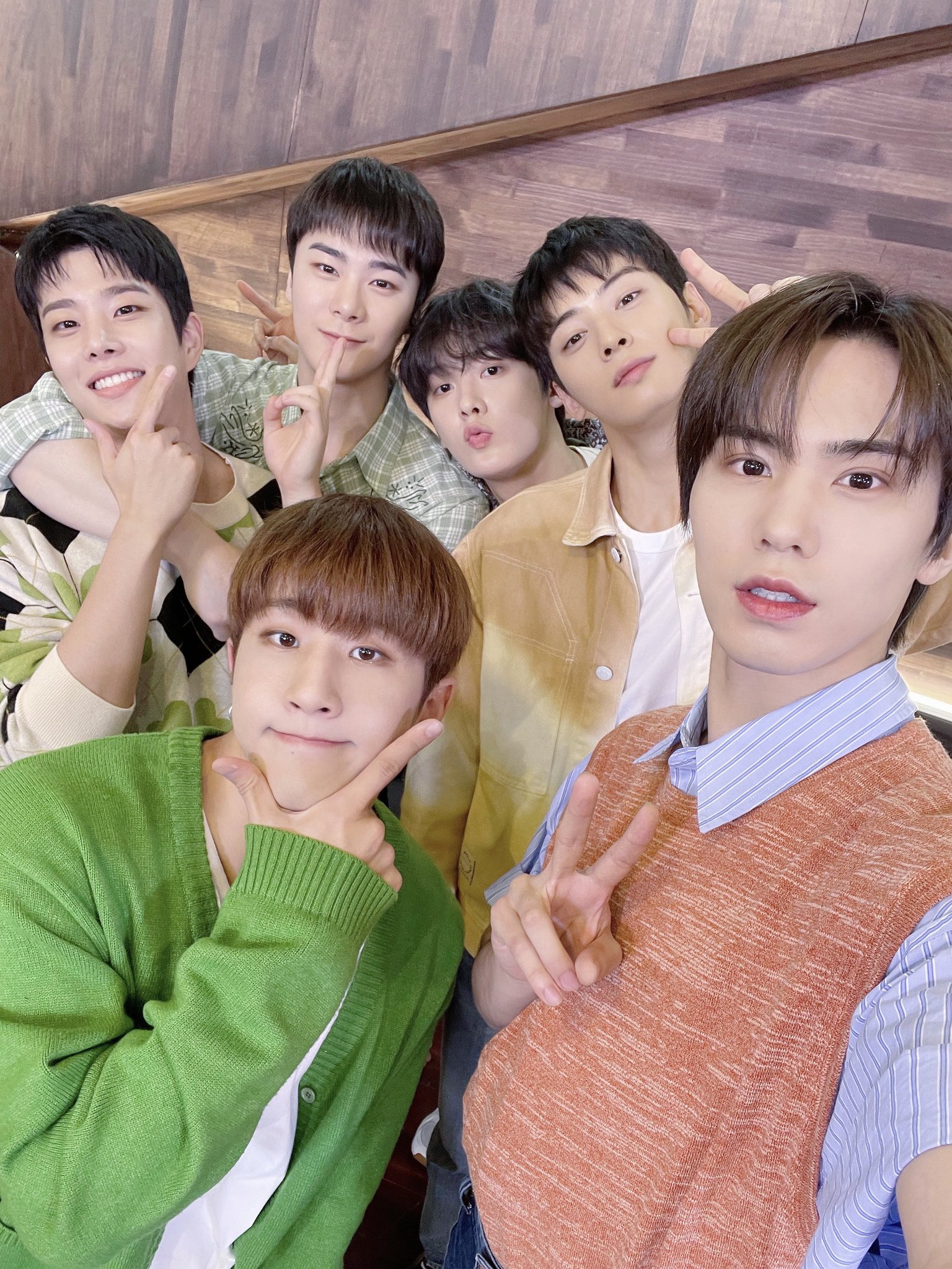 ASTRO アストロ 写真集 ONE FINE DAY +AROHA1期キット ASTRO アストロ 写真集 ONE FINE DAY +AROHA1期キット - メルカリ