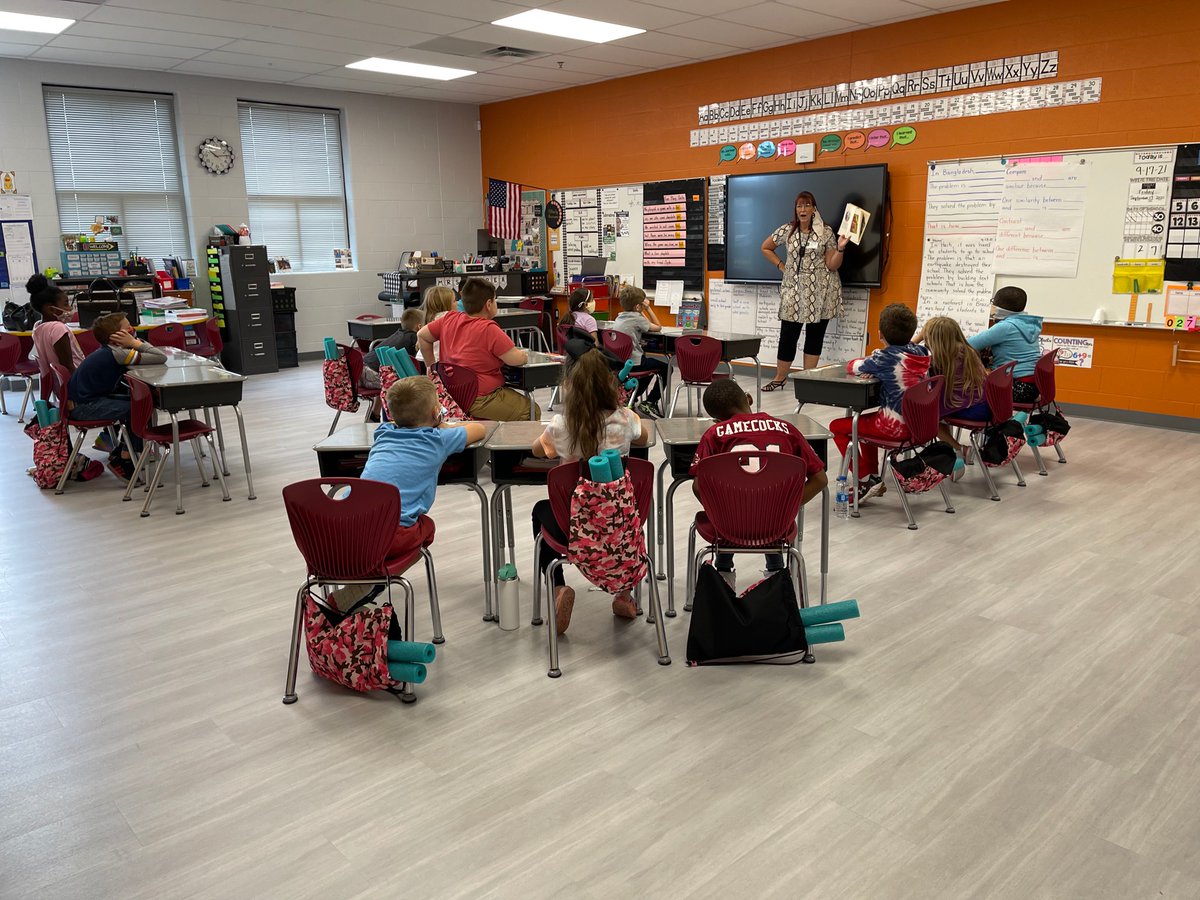 We enjoyed our guest readers for Reading in Schools Day!
#otterlyAwesome #ExcellenceisinPlainview