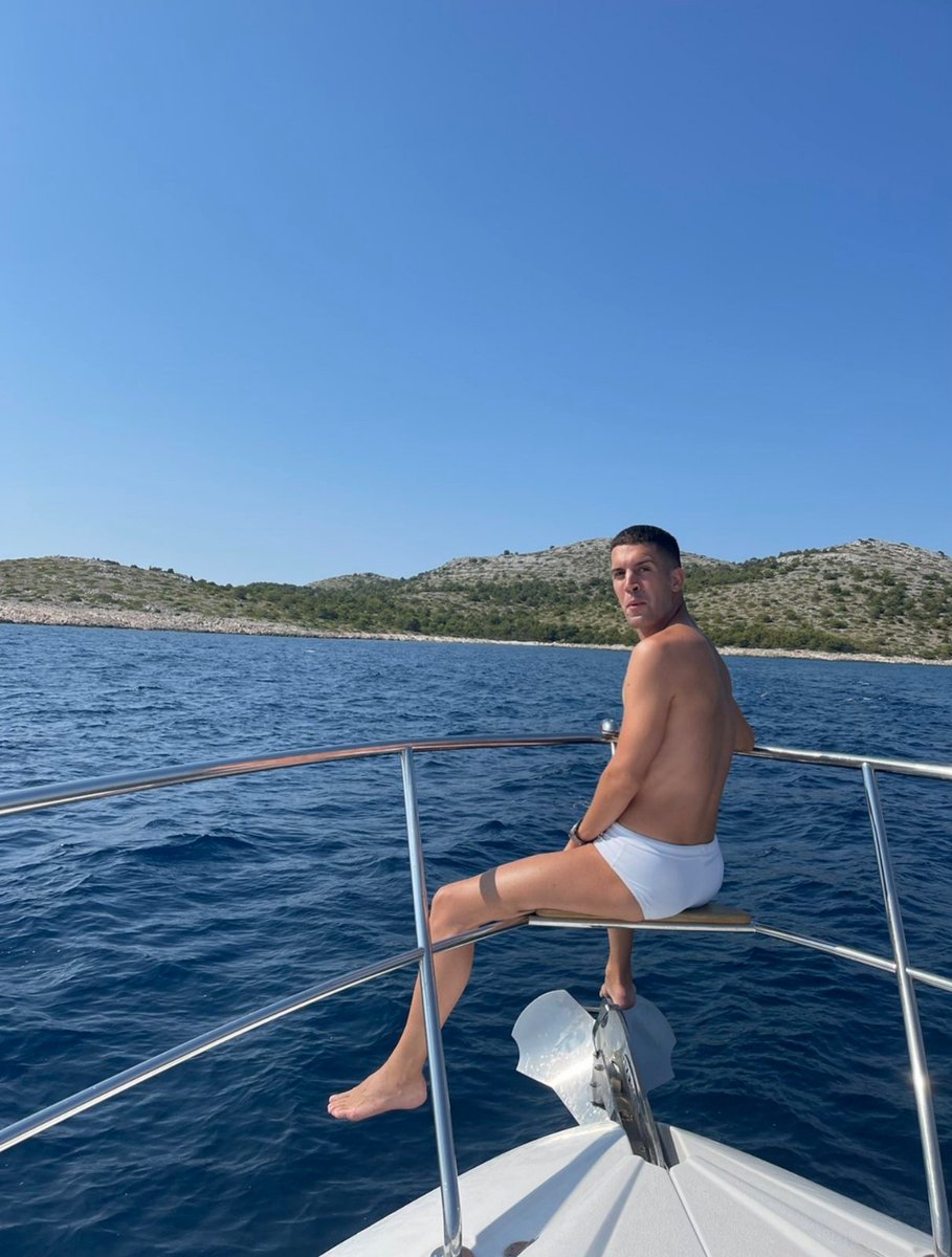 Razmisljam da dam parastos jednom zatvorenom salonu i osvestam nov zivot jedne mladosti....no samo u mislima,ne vredi bacati pare
