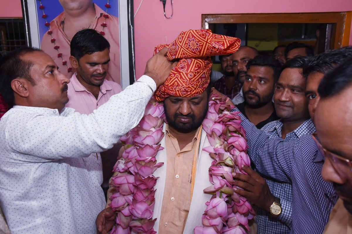 अभी-अभी प्राप्त सूचना के अनुसार शिक्षामित्रों की समस्याओं के संबंध में माननीय केंद्रीय राज्यमंत्री श्री कौशल किशोर जी से वार्ता के अनुसार इसी माह में माननीय मुख्यमंत्री जी से वार्ता संभावित है..,<a href="/myogiadityanath/">Yogi Adityanath</a> ji,<a href="/mp_kaushal/">Kaushal Kishore</a> ji