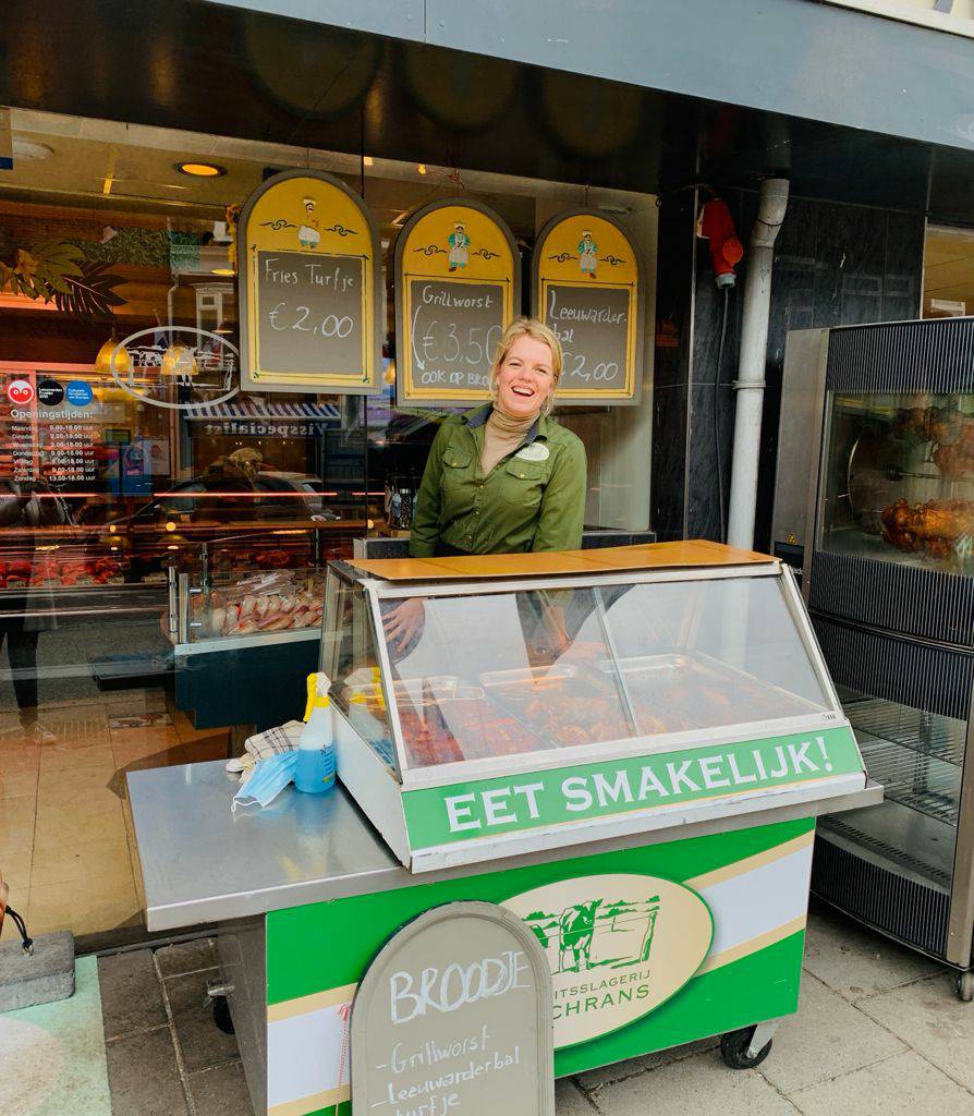 Roos staat weer voor je klaar,zien we je zo? 🤗

#Leeuwarden #Schrans #buitenverkoop #grillpecialiteit #grillworst #Frieseturfjes #Leeuwarderbal #Roos #Deslagerdieallesheeft