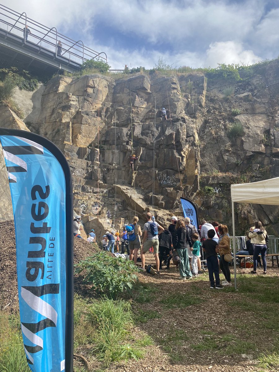 BourdonEmilie5's tweet photo. @franckytrichet inaugure le nouveau site exceptionnel d’escalade de la carrière Misery! Près de 60 parcours tous niveaux pour se mesurer à soi même tout en cohésion avec les autres et la nature. Nantes terrain de jeux c’est une réalisation concrète du sport pour toutes et tous 🧗‍♀️ https://t.co/fRFCBFaM4Z