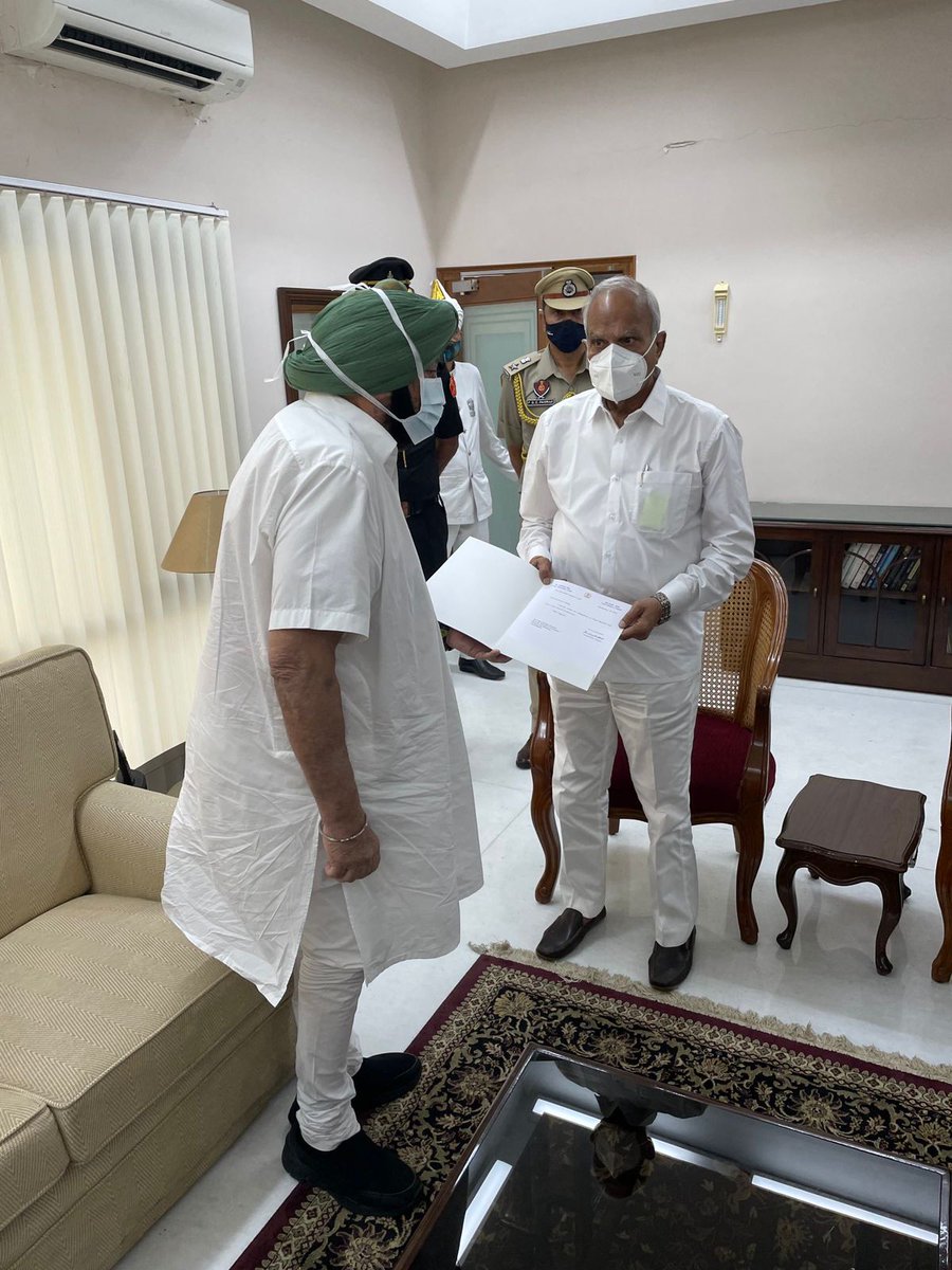 ndtv's tweet photo. #Punjab CM Amarinder Singh submits his resignation to the Governor https://t.co/AfjlXBUpMi