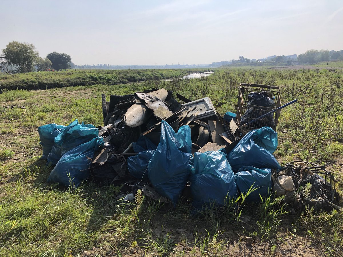 Met de buurt de oevers weer een beetje opgeruimd. #MaasCleanup