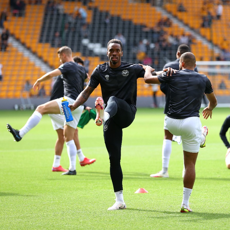 premierleague's tweet photo. 🤩 Your Saturday starts here with...

🐺 @Wolves 🆚 @BrentfordFC 🐝