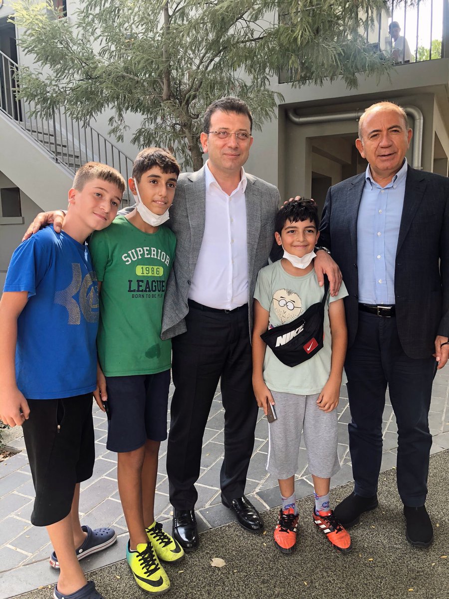gurseltekin34's tweet photo. Tam kapının önünde nasıl güzel gülümsüyorlar. Sn. @ekrem_imamoglu ile "Hadi gelin" dedik "bir fotoğraf çekelim." Dünyanın en güzel şeyi bir çocuğun tebessümü. Siyasetin de bir tek amacı var, bu ülkedeki çocukların yüzünü güldürmek. Hep birlikte başaracağız. https://t.co/iFHxfgxlqS