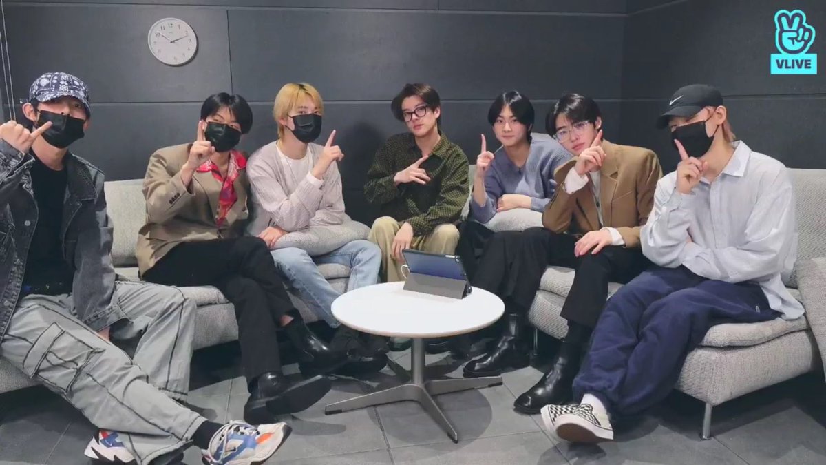 enhypenupdates's tweet photo. [EN-LIVE RECAP 🌟] 210918
“Gather up at the lobby once again”

- ENHYPEN came on live to celebrate their 1st year together as a group! ✨🤍
- Jungwon said he couldn’t sleep the day before I-LAND’s final broadcast 🥺
- Jake said they are all doing well!

@ENHYPEN_members @ENHYPEN https://t.co/v995UtH6Zd