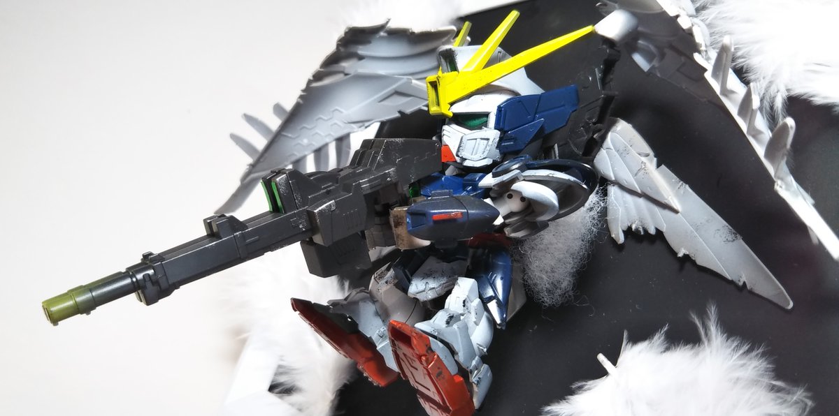 プラ On Twitter シェルター破壊 ｗガンダムのシェルター破壊シーンをｗガンダム ゼロを使って オリジナルで再現した 壁掛けジオラマです ｗガンダムゼロは グラデーション塗装をし ウェザリングをしました 土台は額縁を塗装し 本物の鳥の羽を接着しました