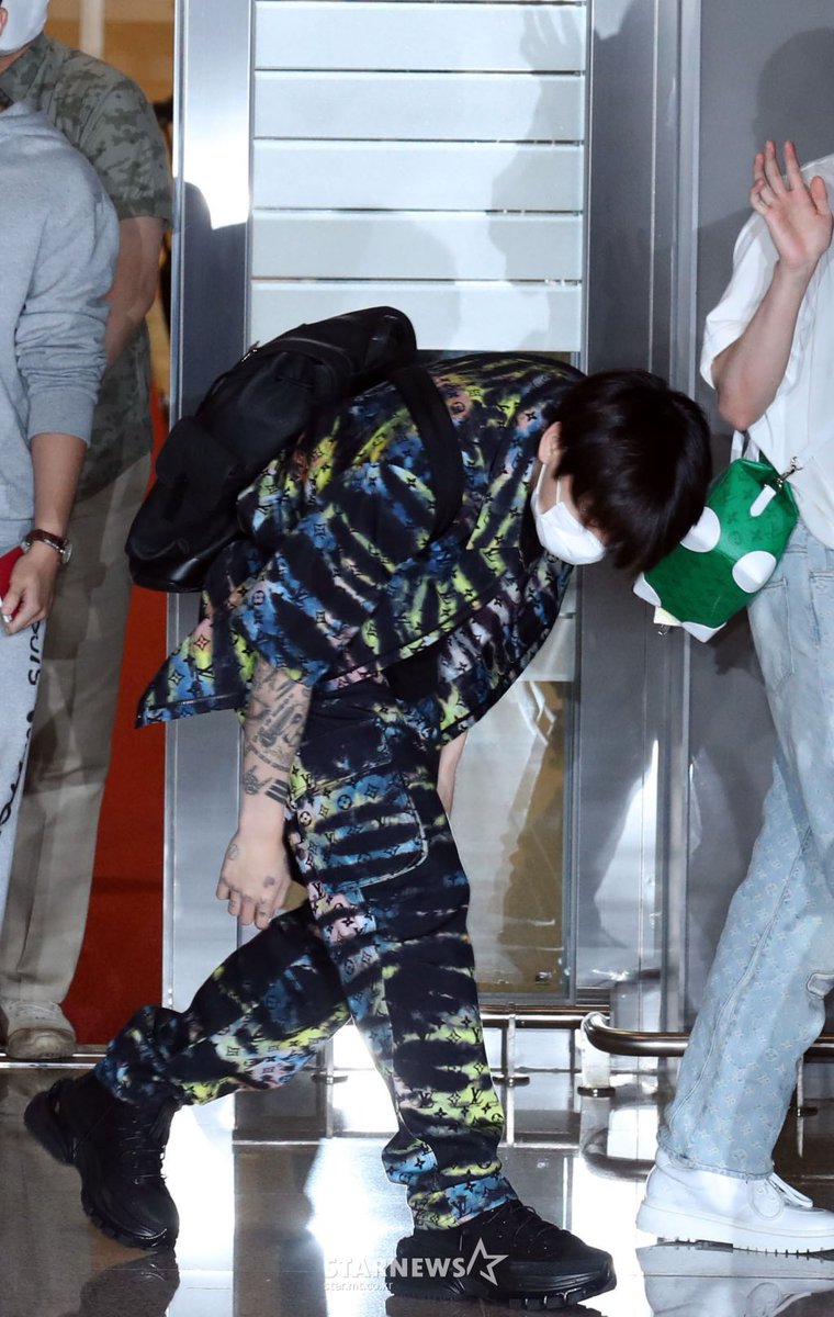 JK_Paraguay's tweet photo. 📸[K-MEDIA] 👑🐰💜
#Jungkook en el aeropuerto de Incheon🇰🇷 camino a la 76° Asamblea General de las Naciones Unidas.🥺💜

¡Luce espectacular!😎🤩

https://t.co/4Y91eGnsJG
https://t.co/hA370ik4hw
https://t.co/vYGqkaGKDz

#방탄소년단 #JUNGKOOK #정국 #전정국  #BTS @BTS_twt
🐰Luly🐰 https://t.co/8XSIeBhSiP